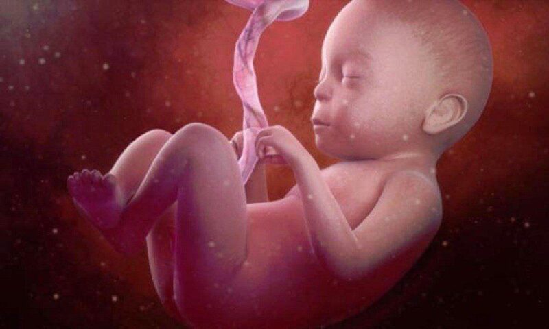 Hình ảnh phân su trẻ sơ sinh màu xanh đen đặc trưng, dấu hiệu hệ tiêu hóa hoạt động